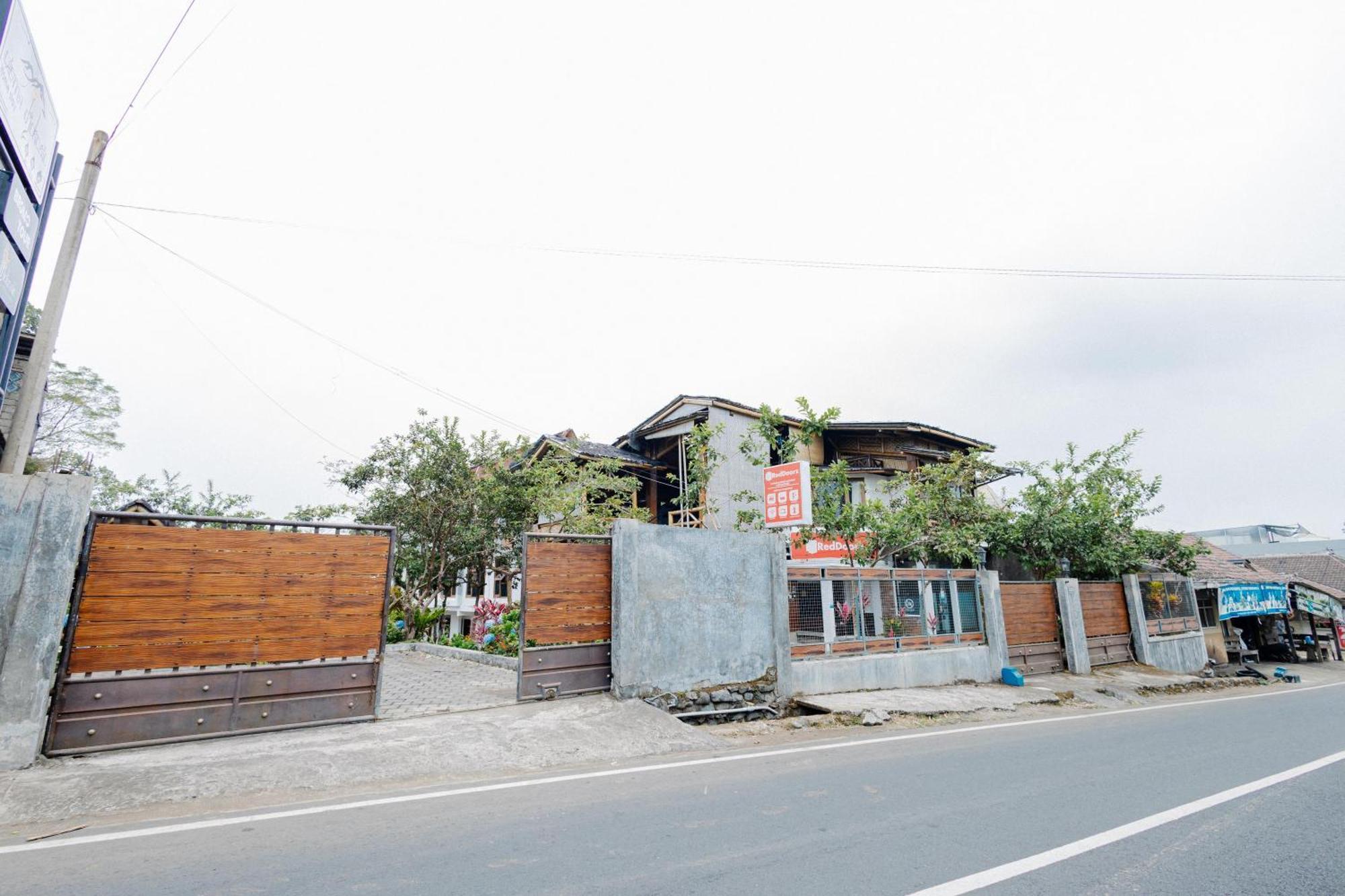 Wisma Djokorio Syariah Malang Exterior foto