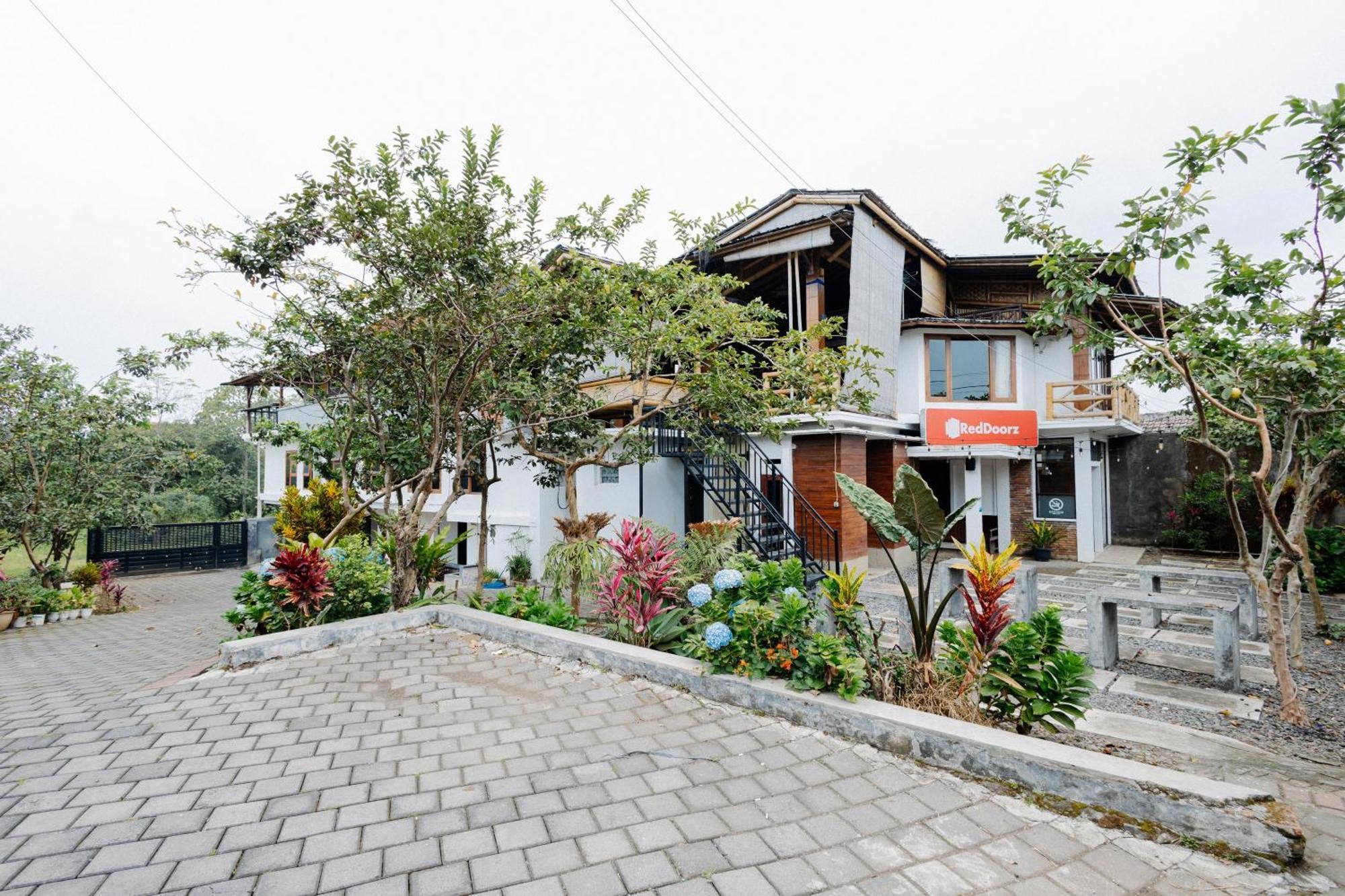 Wisma Djokorio Syariah Malang Exterior foto