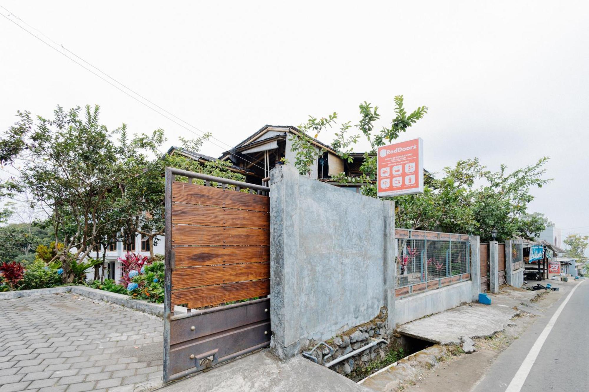Wisma Djokorio Syariah Malang Exterior foto