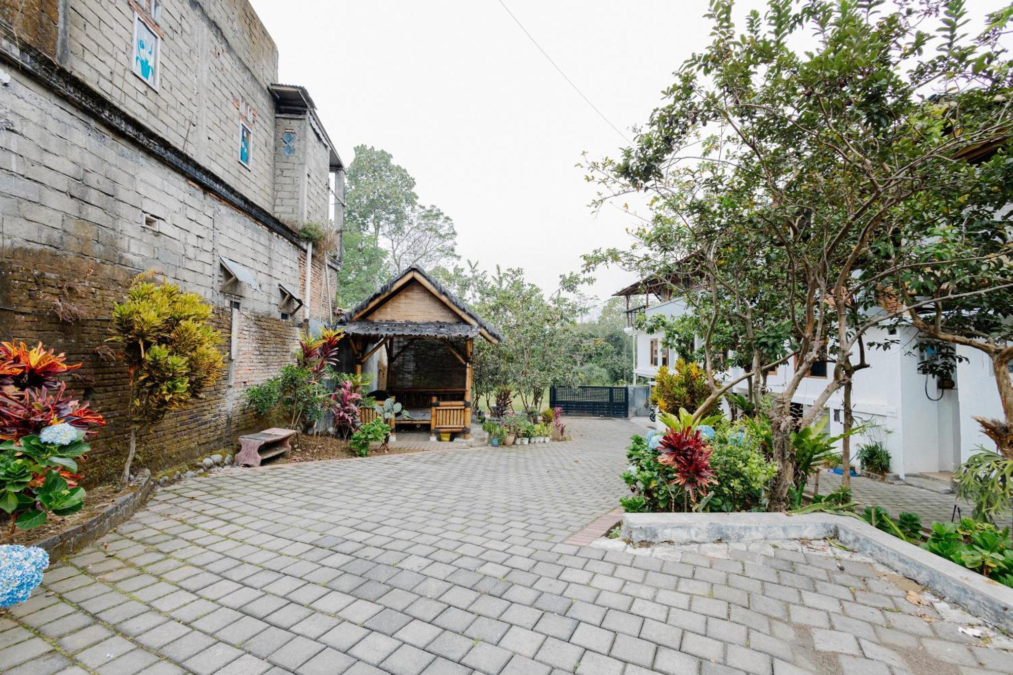 Wisma Djokorio Syariah Malang Exterior foto