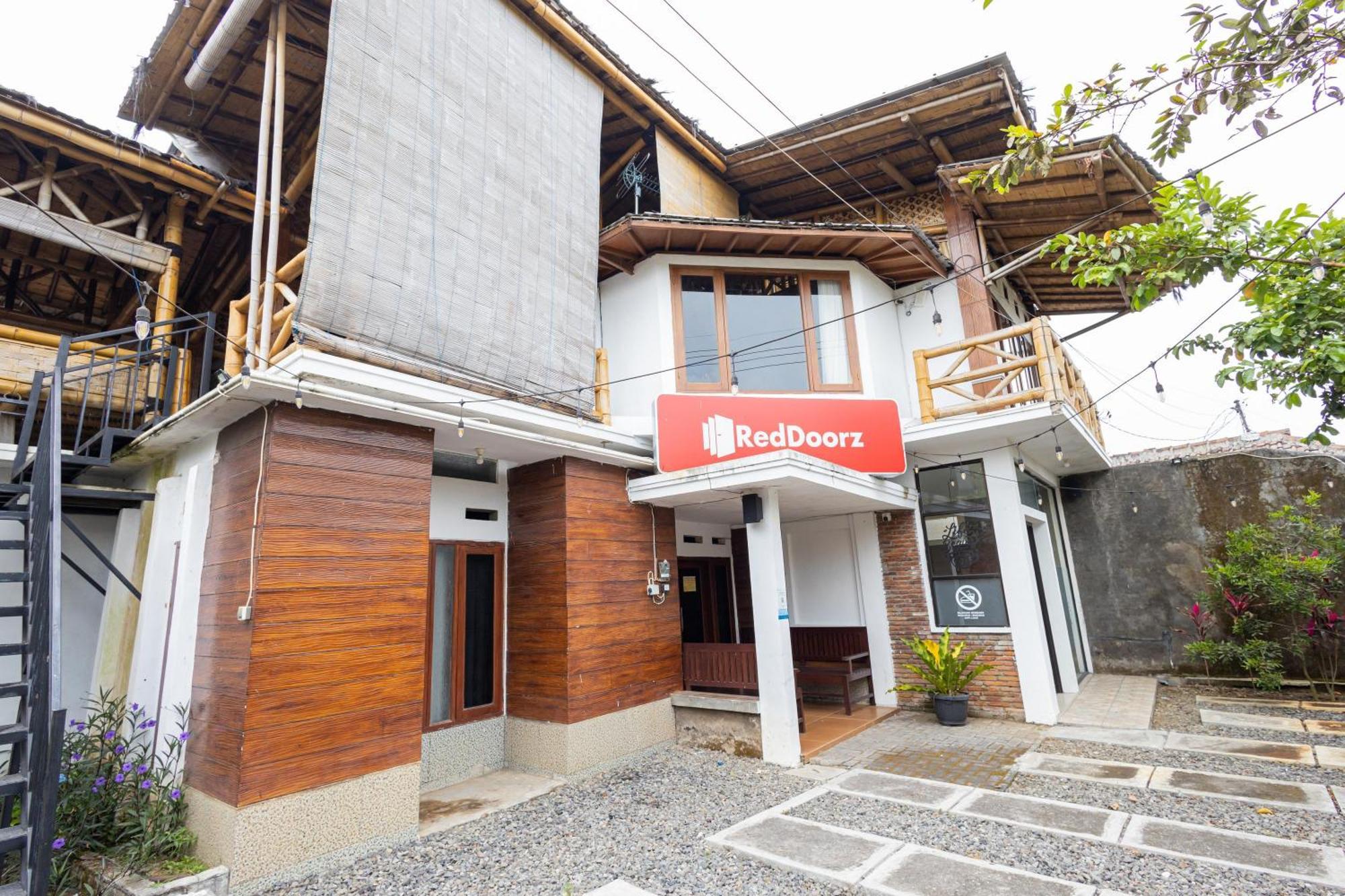 Wisma Djokorio Syariah Malang Exterior foto