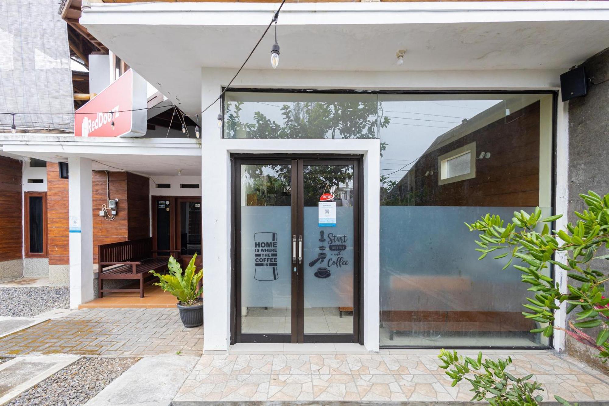 Wisma Djokorio Syariah Malang Exterior foto