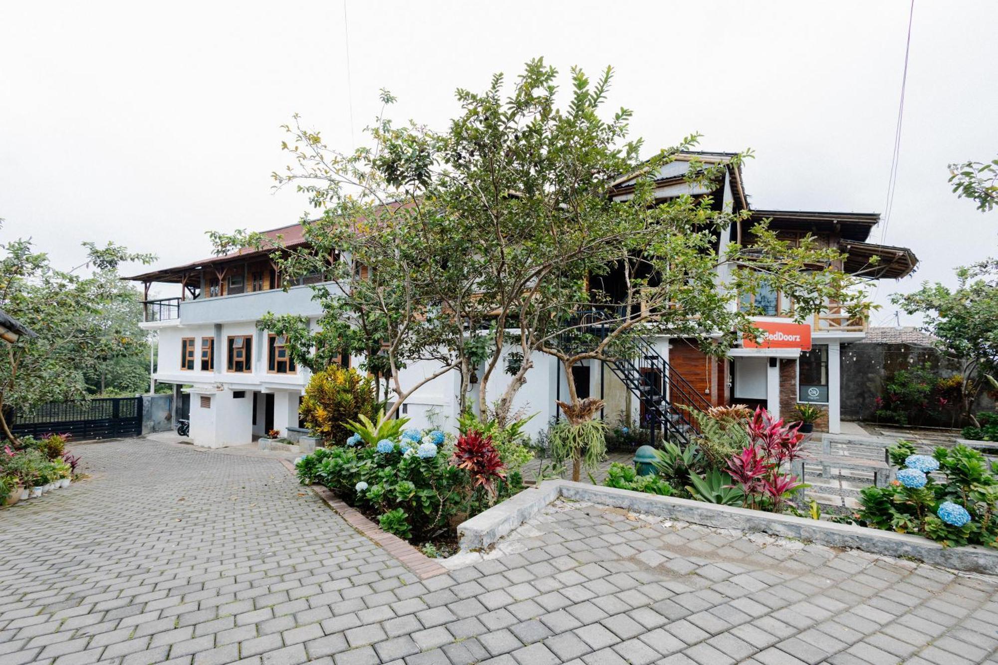 Wisma Djokorio Syariah Malang Exterior foto